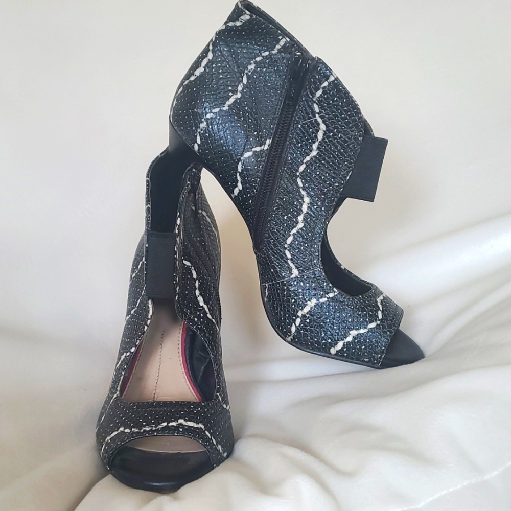 Gianni Bini Snake 🐍 Skin Booty Style Heels 👠 😍